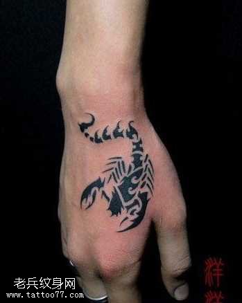 手部蝎子图腾纹身图案