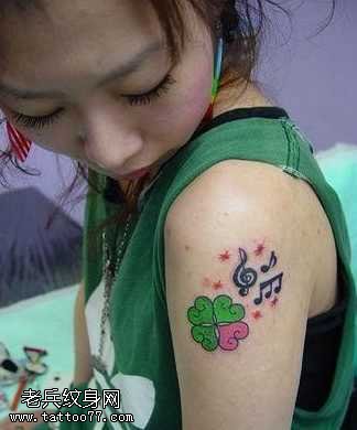 手臂四叶草音符纹身图案