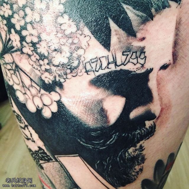 大腿上水墨的欧美肖像纹身图案