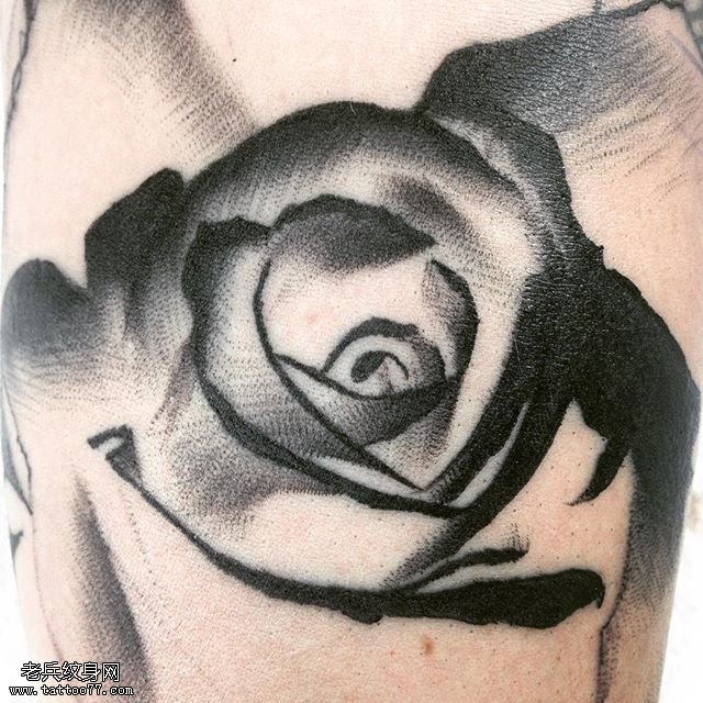 大腿水墨玫瑰纹身图案