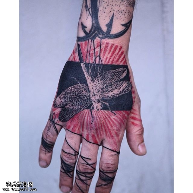 手背上的蜻蜓纹身图案