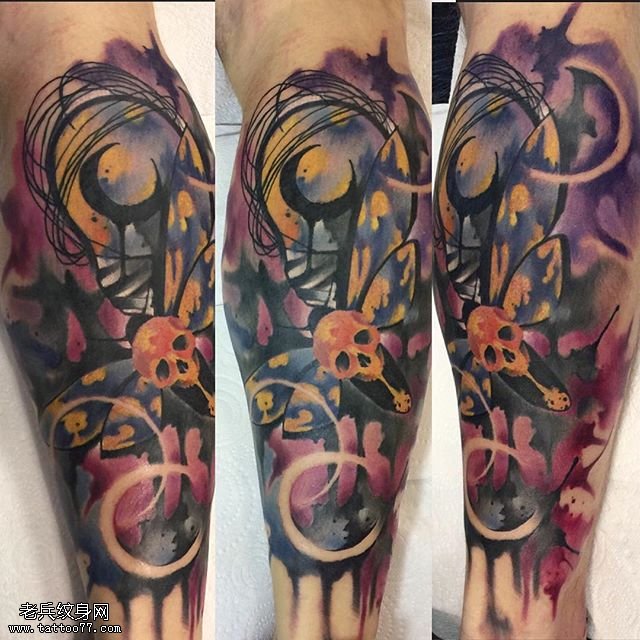 小腿肚上水彩的骷髅蝴蝶纹身图案