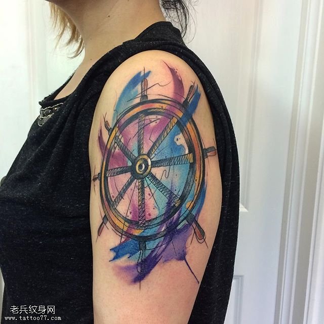 大臂上水彩的转盘纹身图案