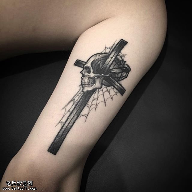 大臂上十字架骷髅纹身图案