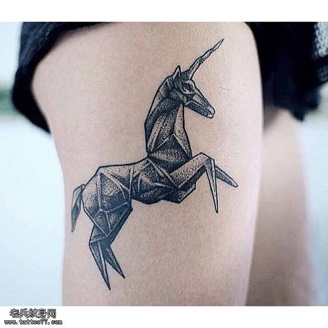 大腿的点刺立体独角兽纹身图案
