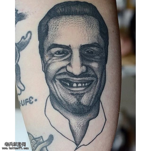 大腿经典肖像纹身图案