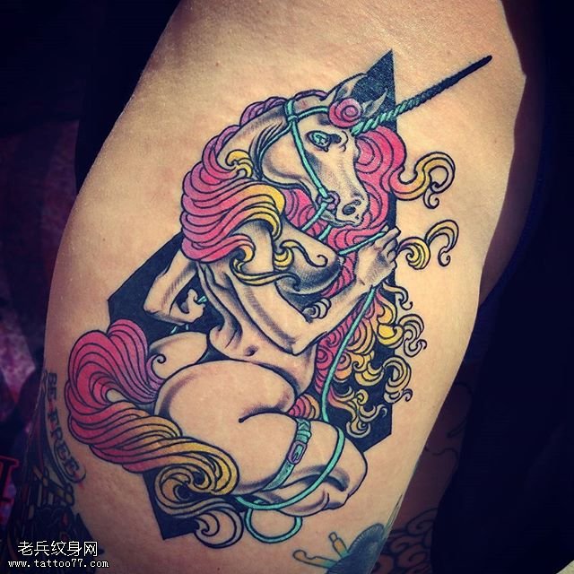 大臂上彩绘美臀独角兽纹身图案