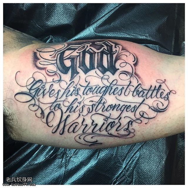 大臂上经典花体英文纹身图案