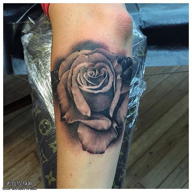 小臂立体逼真玫瑰纹身图案