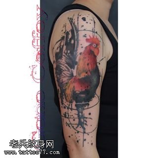 大臂上水墨的大公鸡纹身图案