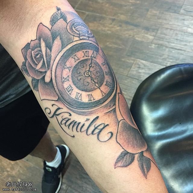 手臂罗马表玫瑰纹身图案