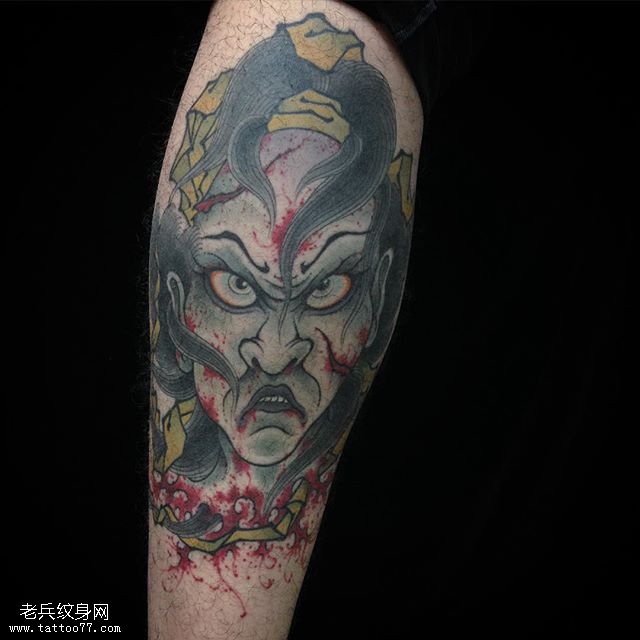 大臂上恶魔纹身图案