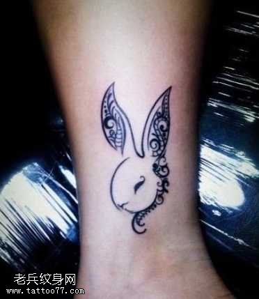 腿部可爱的小兔子纹身图案