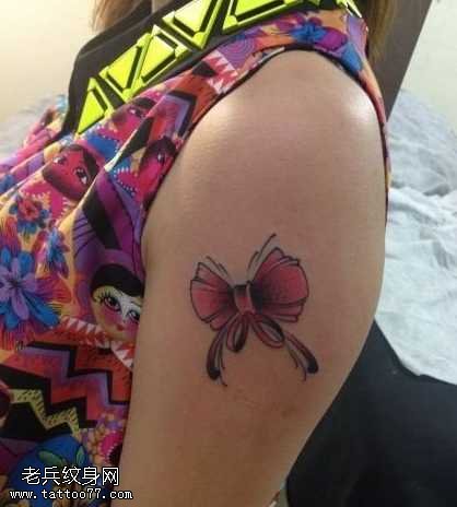 手臂小巧的蝴蝶结纹身图案