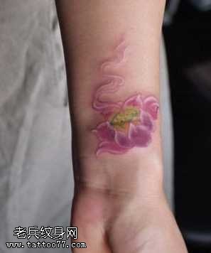 手臂唯美好看的莲花纹身图案