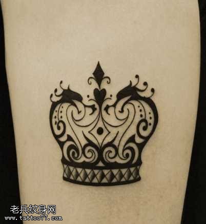 腿部皇冠纹身图案