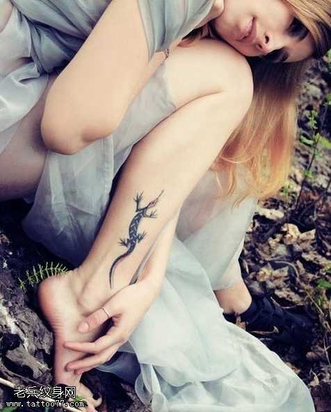 腿部壁虎纹身图案