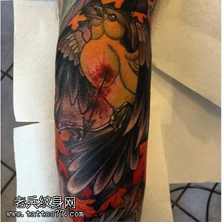 大臂一只受伤的鸟纹身图案