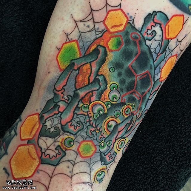 腿部水彩蜘蛛网纹身图案