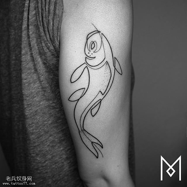 大臂线条小鱼纹身图案