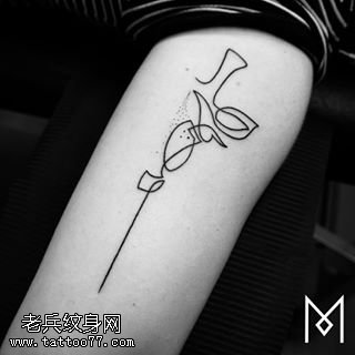 手臂线条抽象花纹身图案