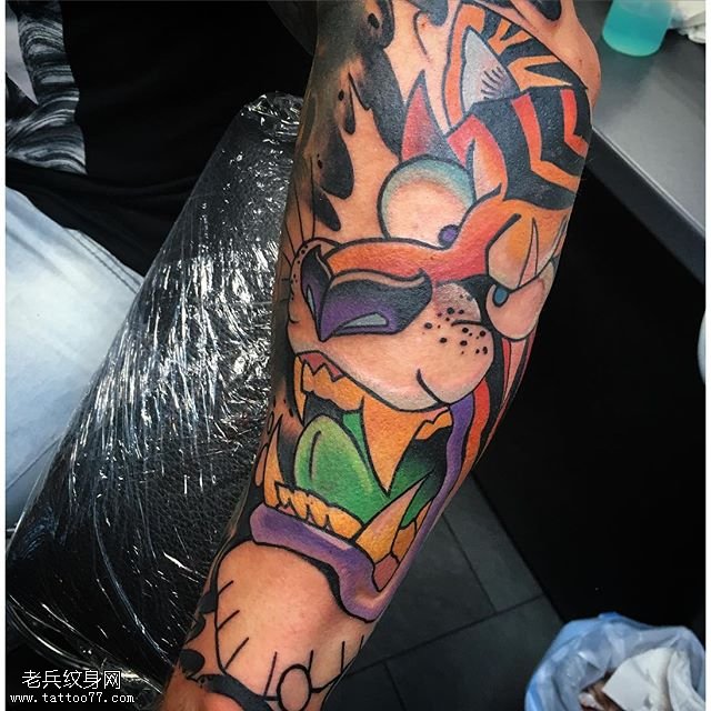手臂彩绘的卡通纹身图案