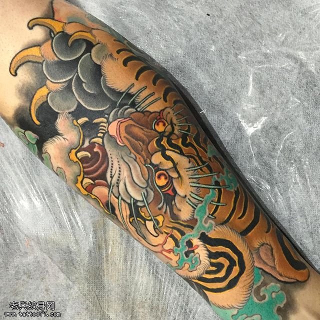 小臂彩绘老虎纹身图案