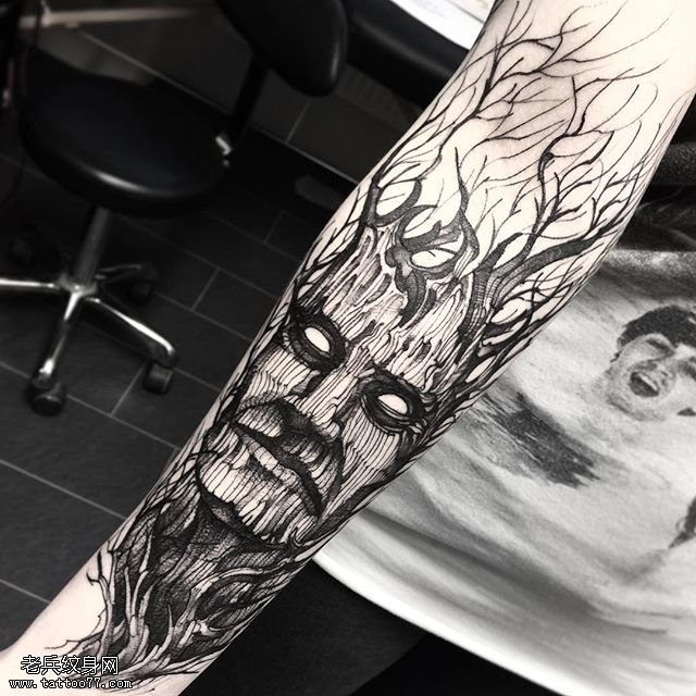 小臂线条抽象老树纹身图案