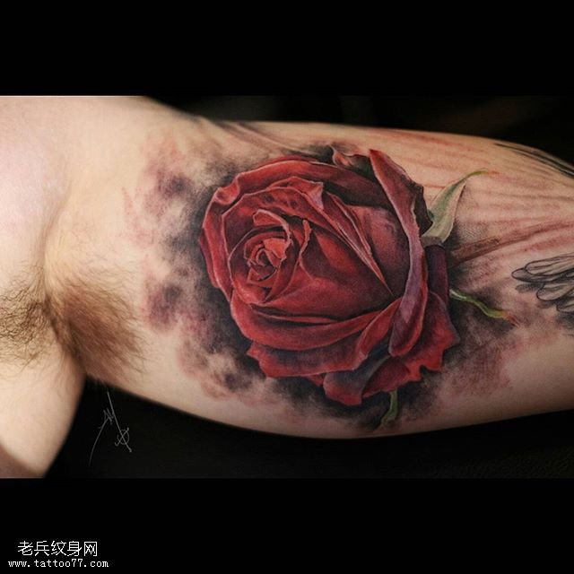 大臂上3D玫瑰纹身图案