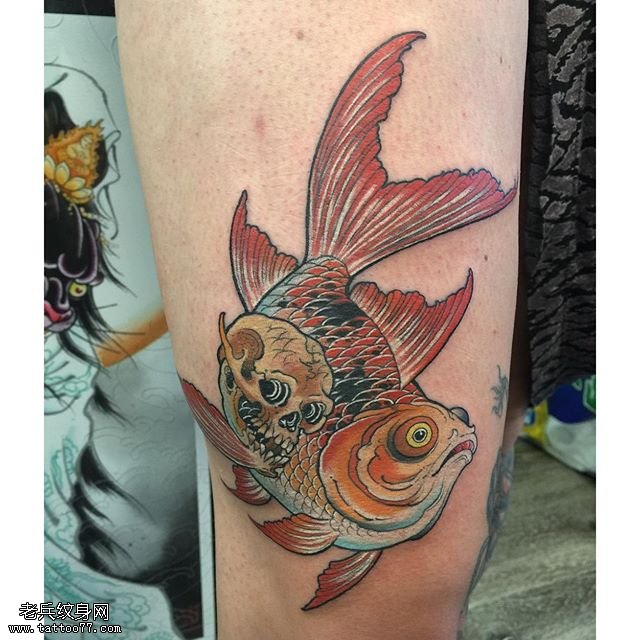 大腿红色小锦鲤纹身图案