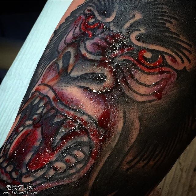 大腿虐心的大猩猩纹身图案