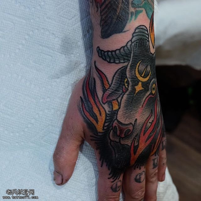 手背的山羊纹身图案