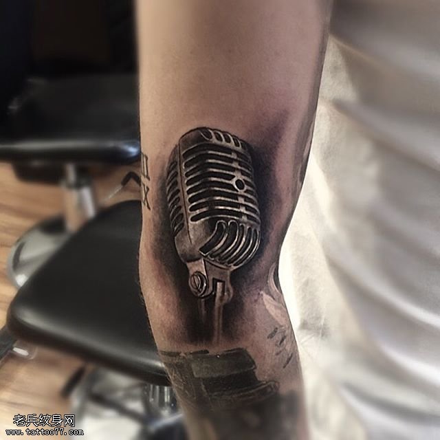 大腿水墨麦克风纹身图案