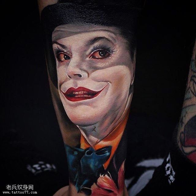 手臂逼真的迈克纹身图案