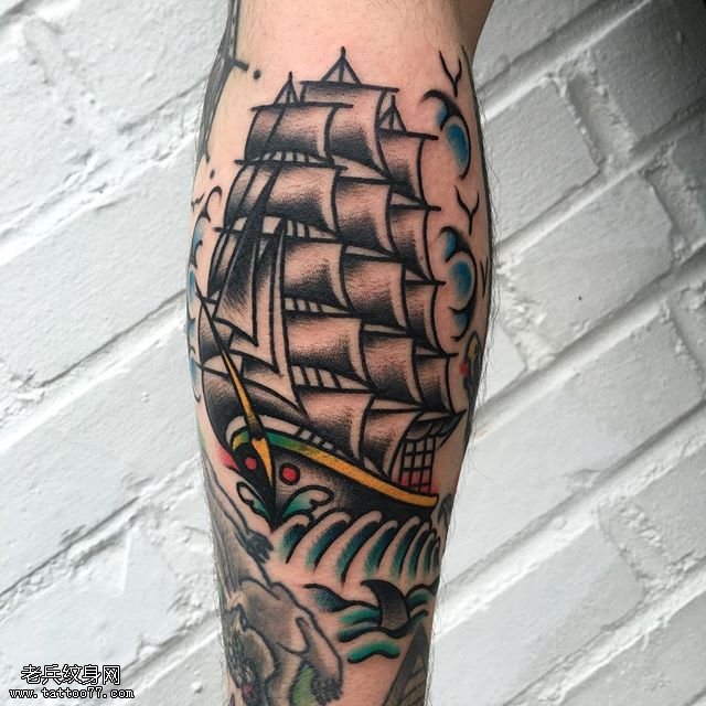 手臂上经典的帆船纹身图案
