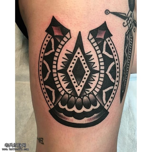 大臂的马蹄梵花纹身图案