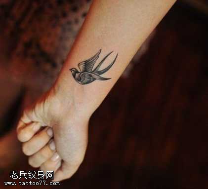 手腕燕子纹身图案