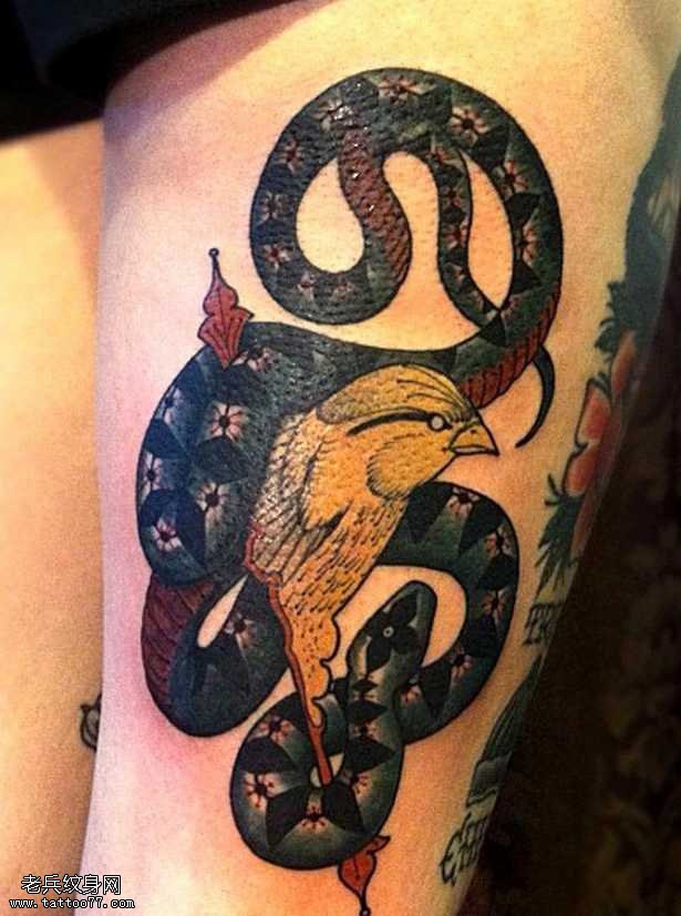 腿部性感蛇纹身图案