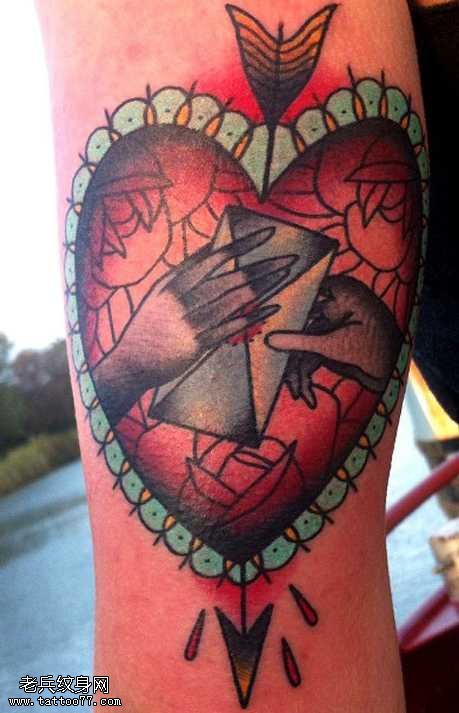 手臂爱心纹身图案
