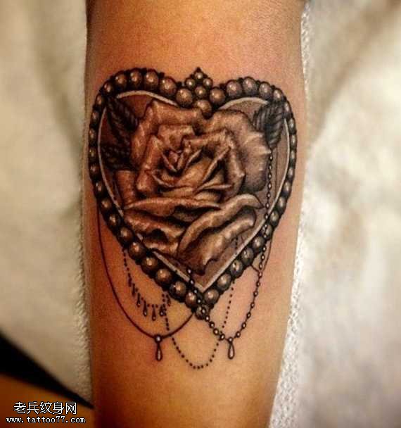 手臂爱心玫瑰花纹身图案