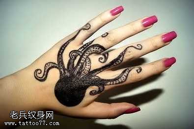 手部与个性的章鱼纹身图案