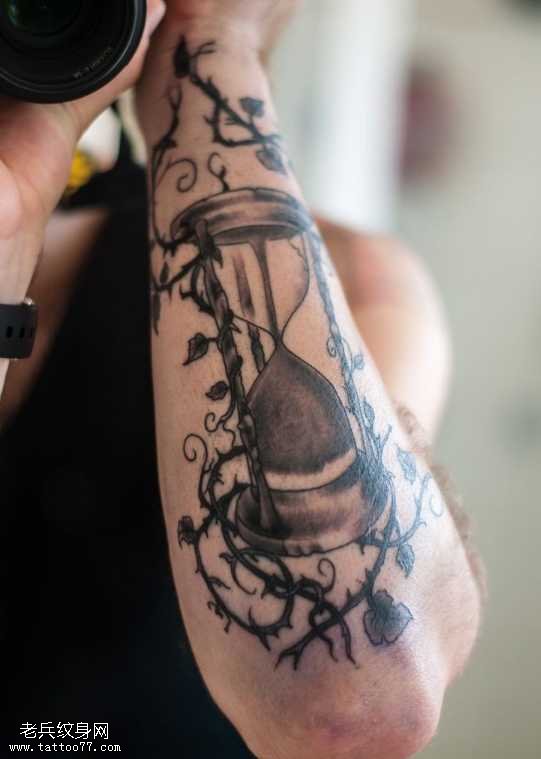 手臂帅气沙漏纹身图案