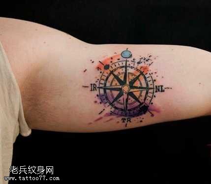 手臂漂亮的指南针纹身图案