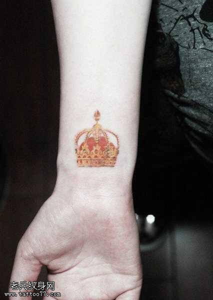 手腕小巧精美的皇冠纹身图案