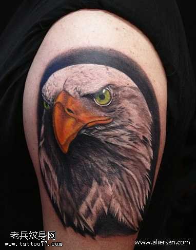 手臂超霸气的鹰头纹身图案