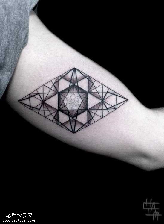 手臂帅气的六芒星纹身图案