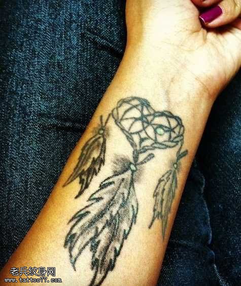 手腕漂亮的扑梦网纹身图案