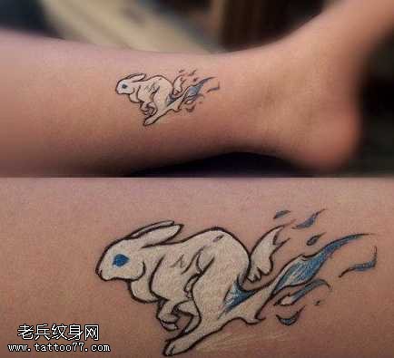 腿部可爱的白色小兔子纹身图案