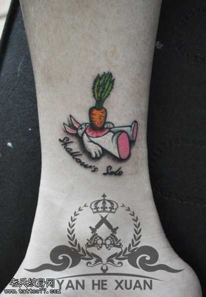 腿部小巧另类的小兔子纹身图案