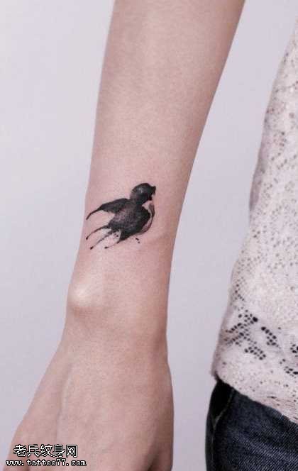手腕时尚精美水墨小燕子纹身图案